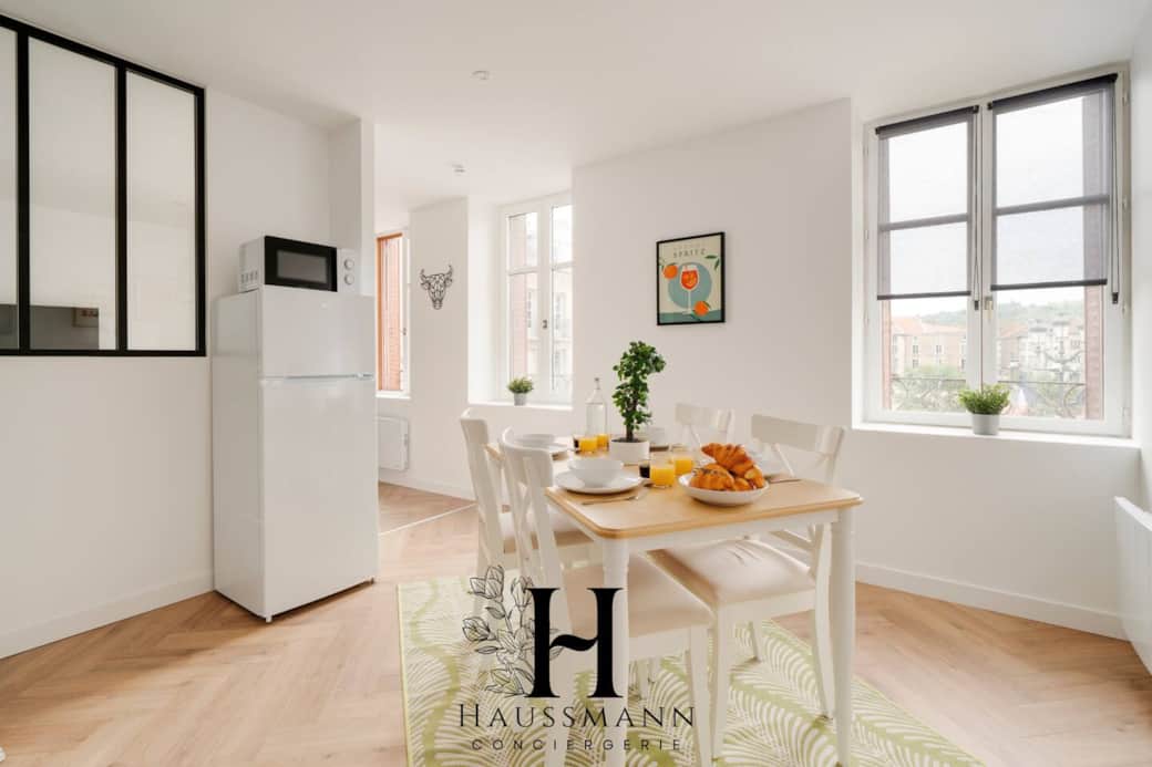 Profitez d’une cuisine moderne et pratique, avec tous les équipements nécessaires et une table pouvant accueillir 4 personnes. Profitez d’une cuisine moderne et pratique, avec tous les équipements nécessaires et une table pouvant accueillir 4 personnes.