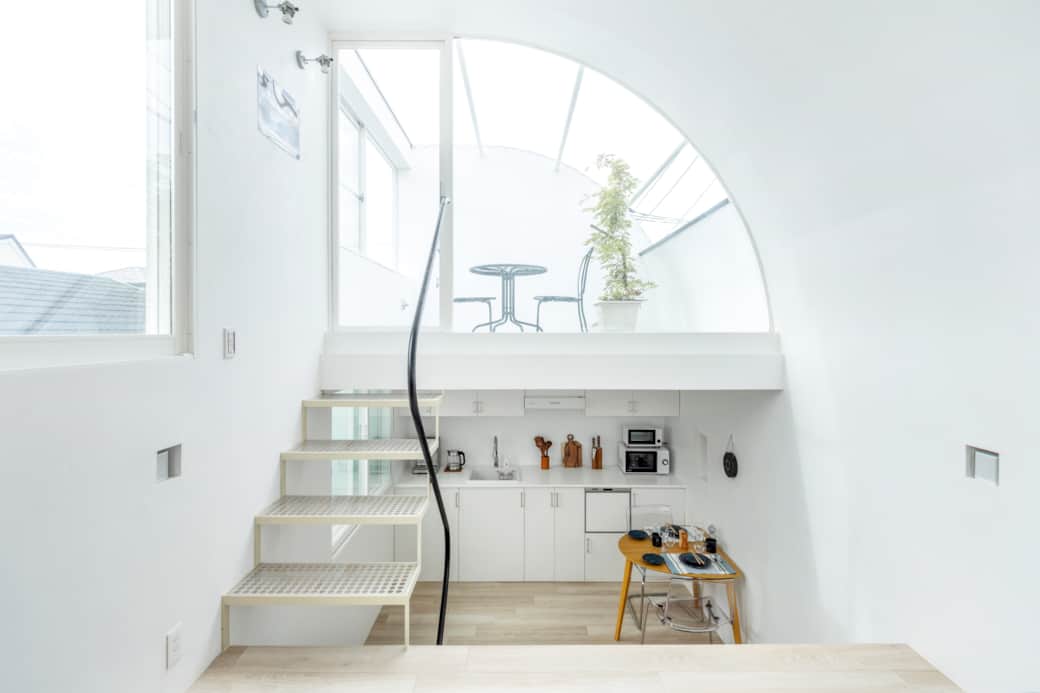 The home’s iconic arch floods the kitchen and dining area with Tokyo daylight, celebrating form. The home’s iconic arch floods the kitchen and dining area with Tokyo daylight, celebrating form.