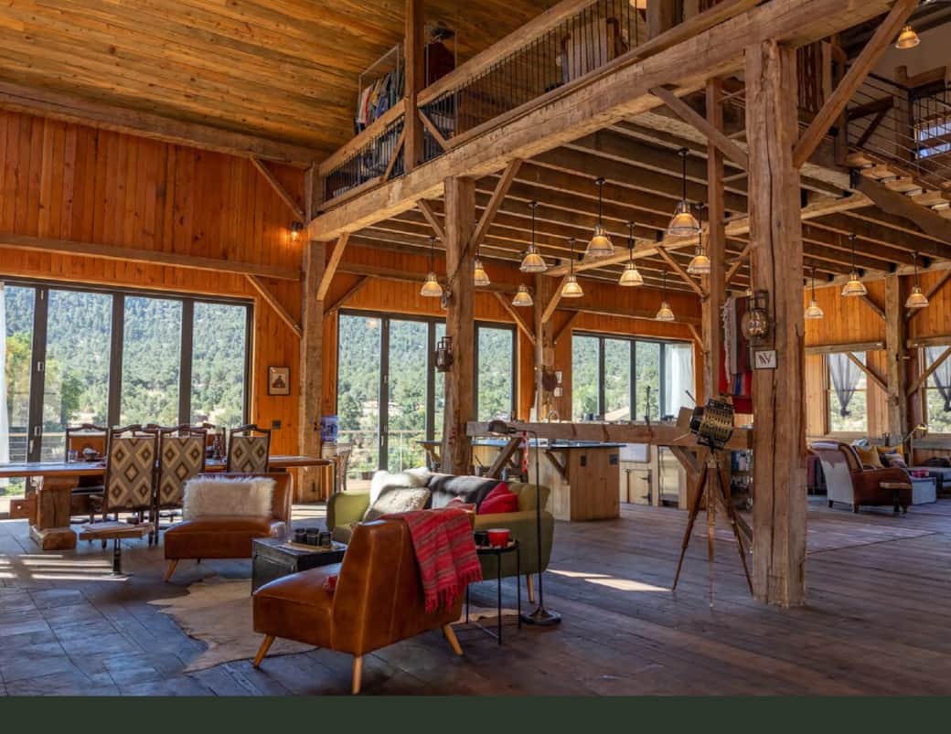 Main level sitting