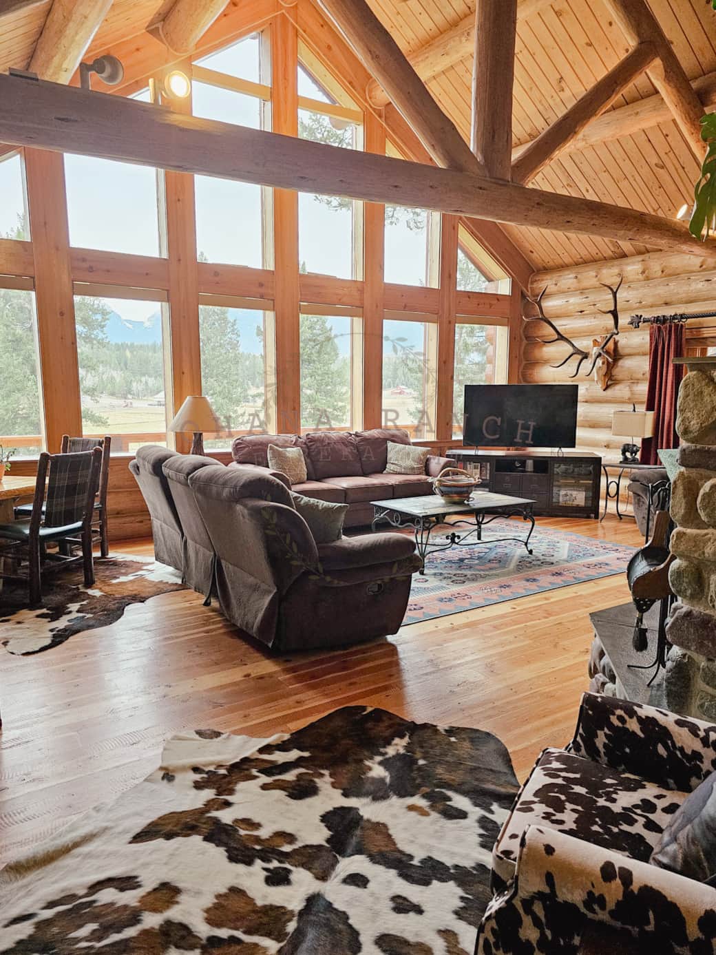 River Rock Living Room: Queen size couch bed, tv, fire place, reading nook, & puzzle table. River Rock Living Room: Queen size couch bed, tv, fire place, reading nook, & puzzle table.