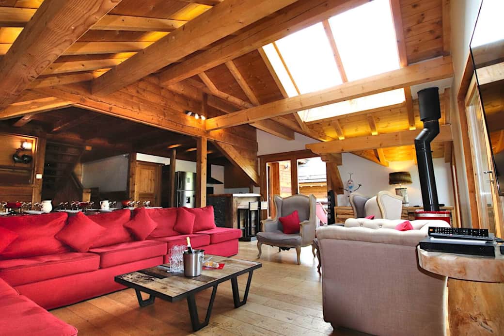 Le salon, entièrement vitrée pour vous donner un maximum de possibilités de profiter de la vue sur les pistes. La poêle à bois se trouve sur la droite pour ajouter une ambiance agréable le soir après une journée passée sous la neige. Le salon, entièrement vitrée pour vous donner un maximum de possibilités de profiter de la vue sur les pistes. La poêle à bois se trouve sur la droite pour ajouter une ambiance agréable le soir après une journée passée sous la neige.