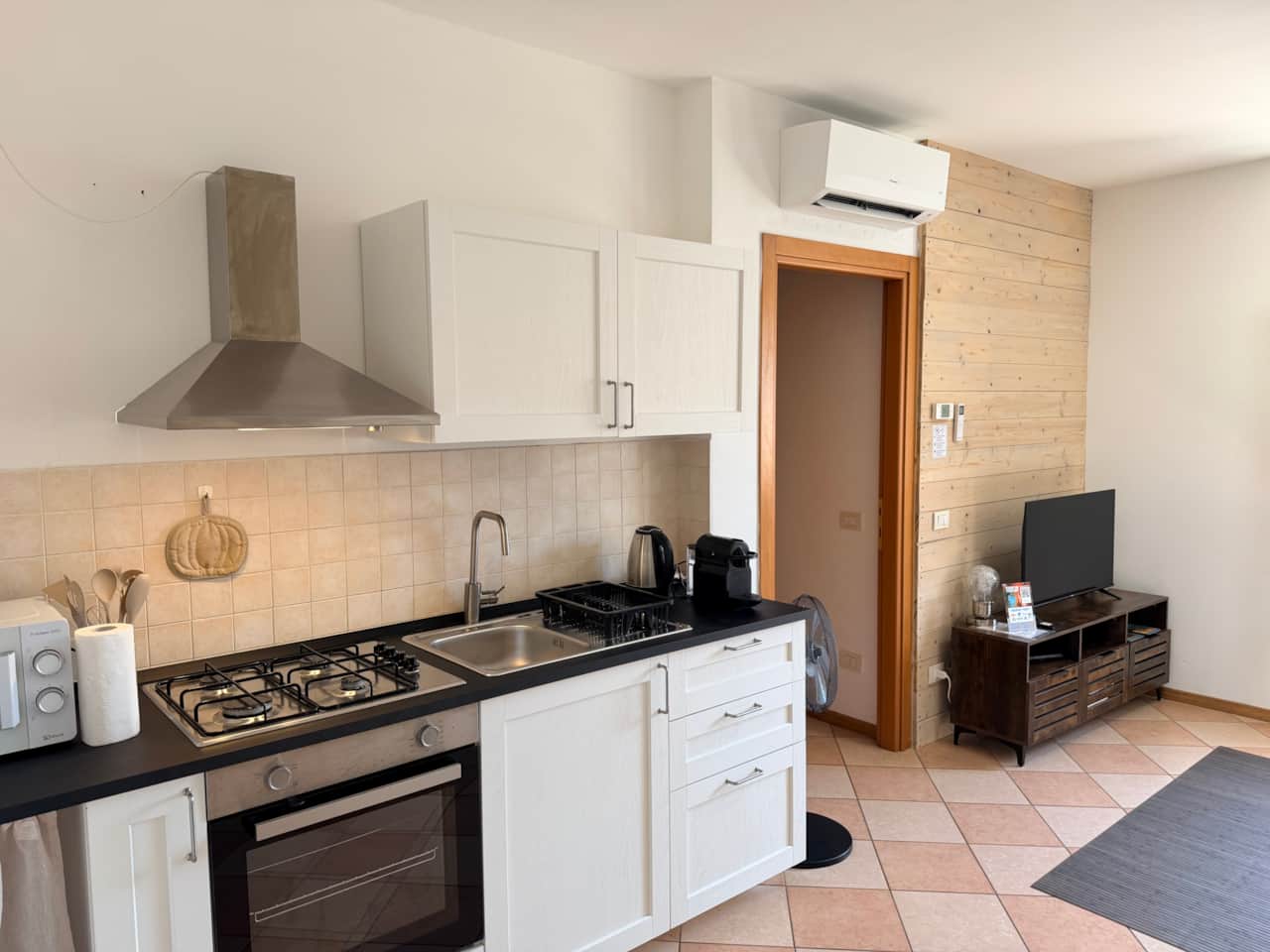 Detail of the kitchen and air conditioning in the living room