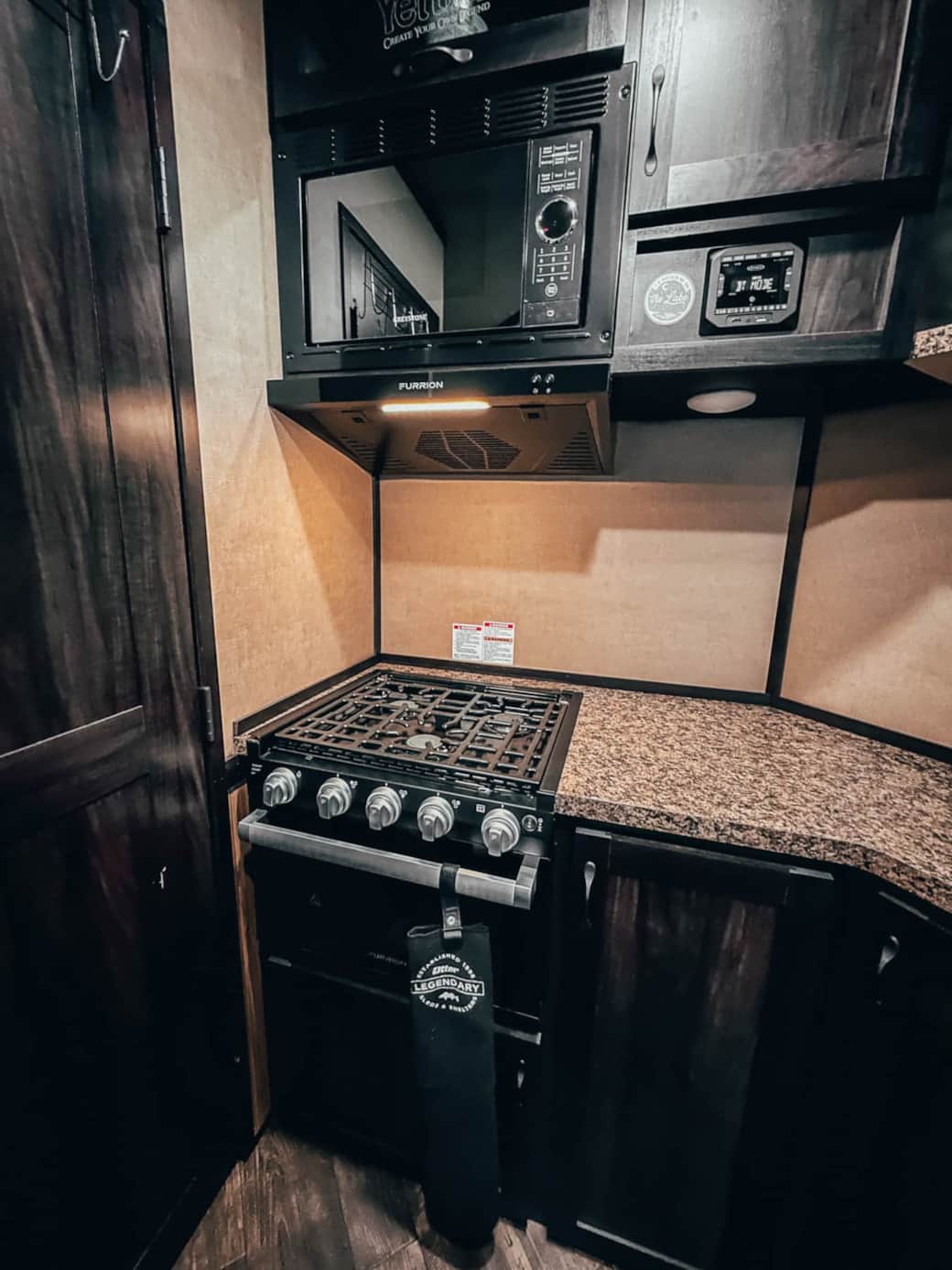 3 Burner Stove/Oven and Microwave with great counter space 3 Burner Stove/Oven and Microwave with great counter space