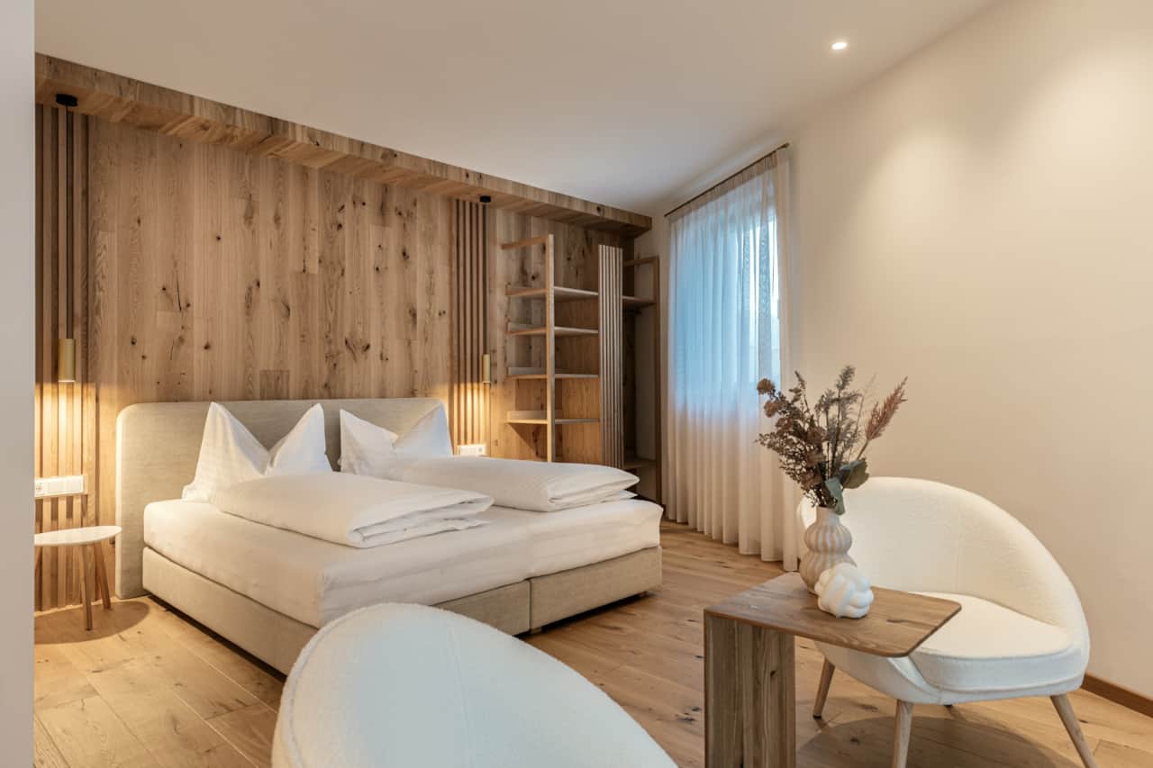 Bedroom with Bathtub