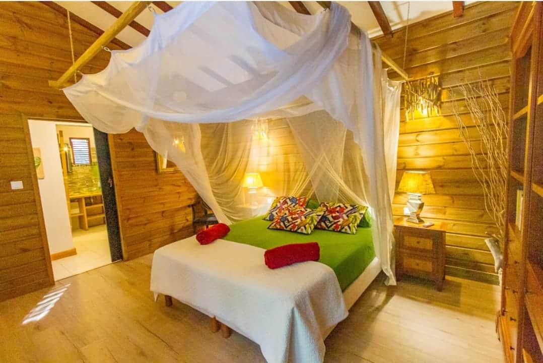 Le gîte Cannelle. La chambre climatisée avec un lit de 160