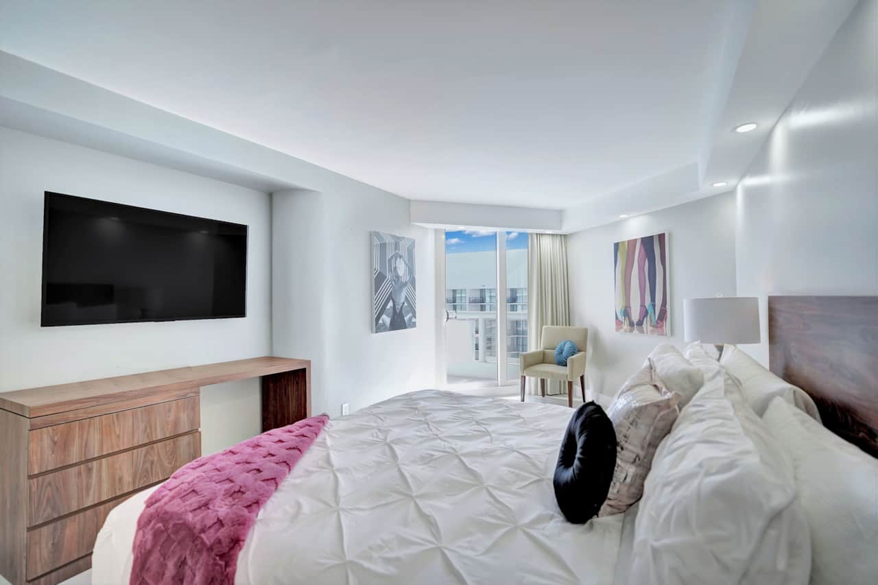 2nd master bedroom suite with balcony access, king bed, Tv, desk