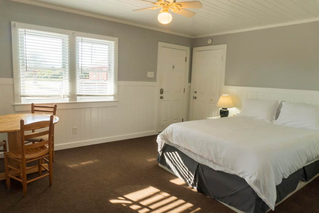 Queen Size Bed & Sitting Area Queen Size Bed & Sitting Area