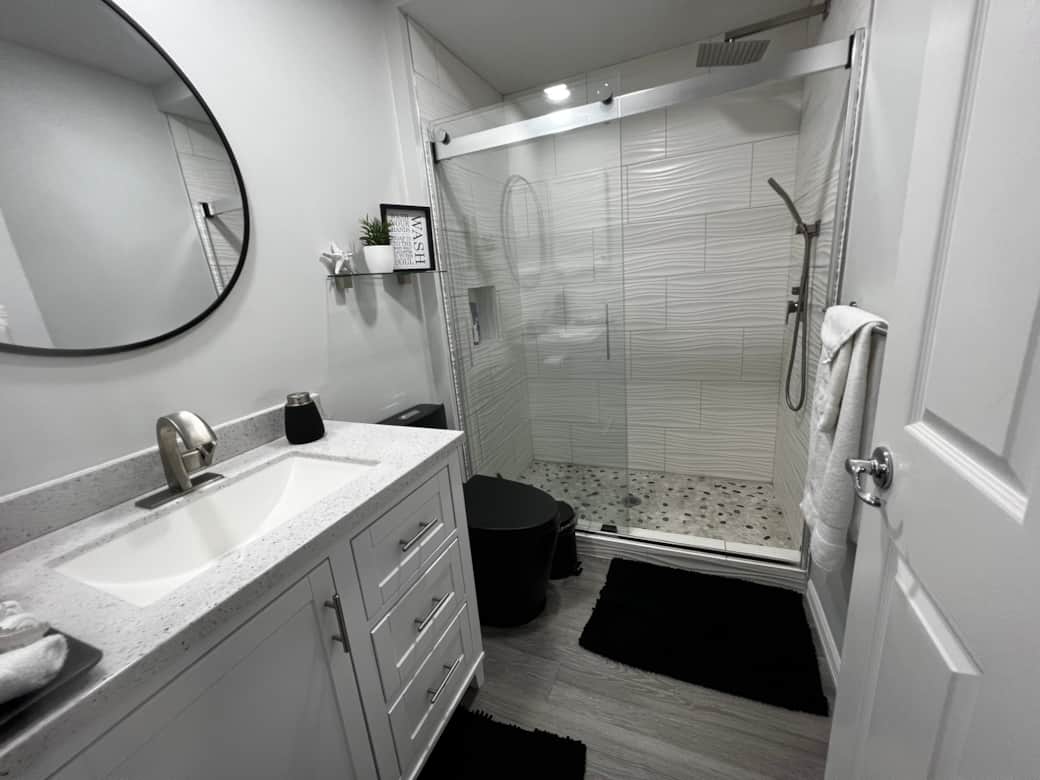 2. Badezimmer mit Dusche