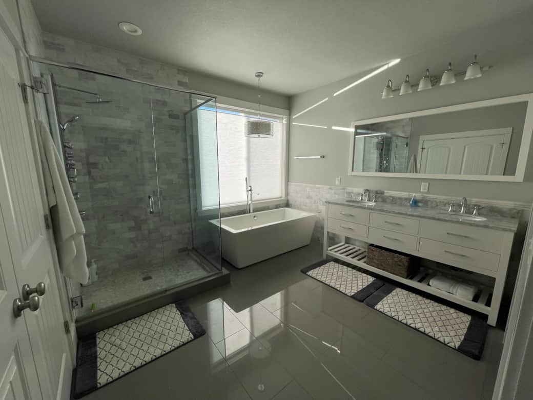 Main master bathroom 