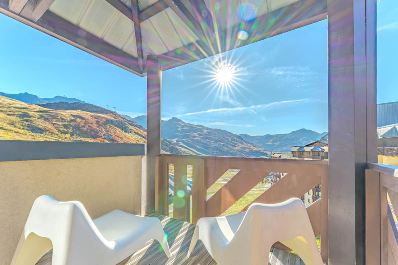 Balcon ensoleillé avec chaises et vue montagne — Machu Mountains, Val Thorens