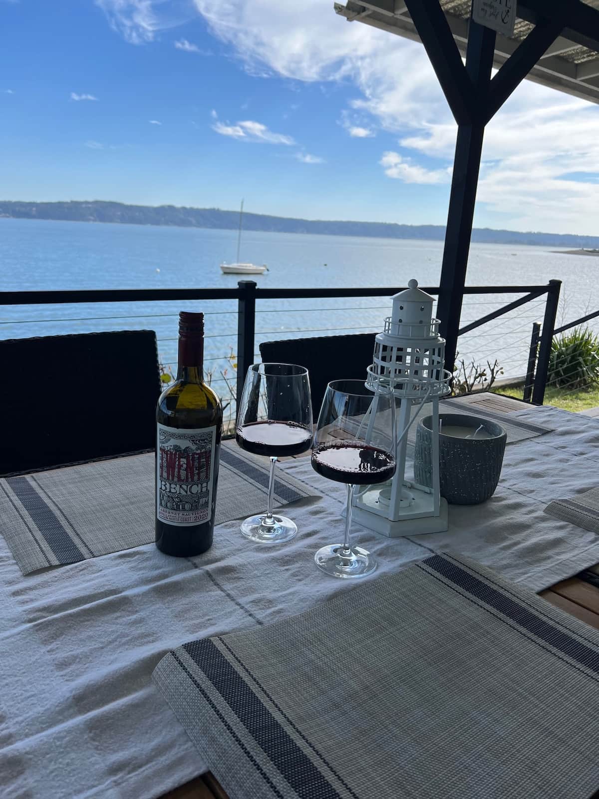 The deck is perfect for evenings with family or friends. Sitting around the fire. Soaking in the hot tub. Listening to the seals, and birds. Maybe a drink with family or friends.