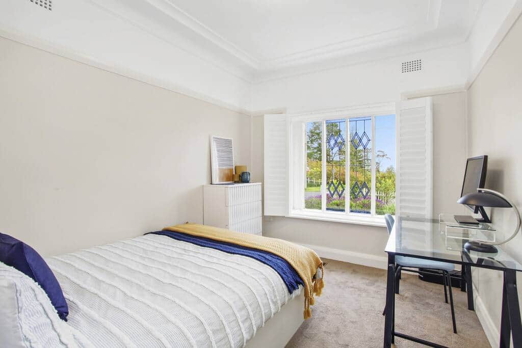 Third bedroom, Double views to Mt Solitary