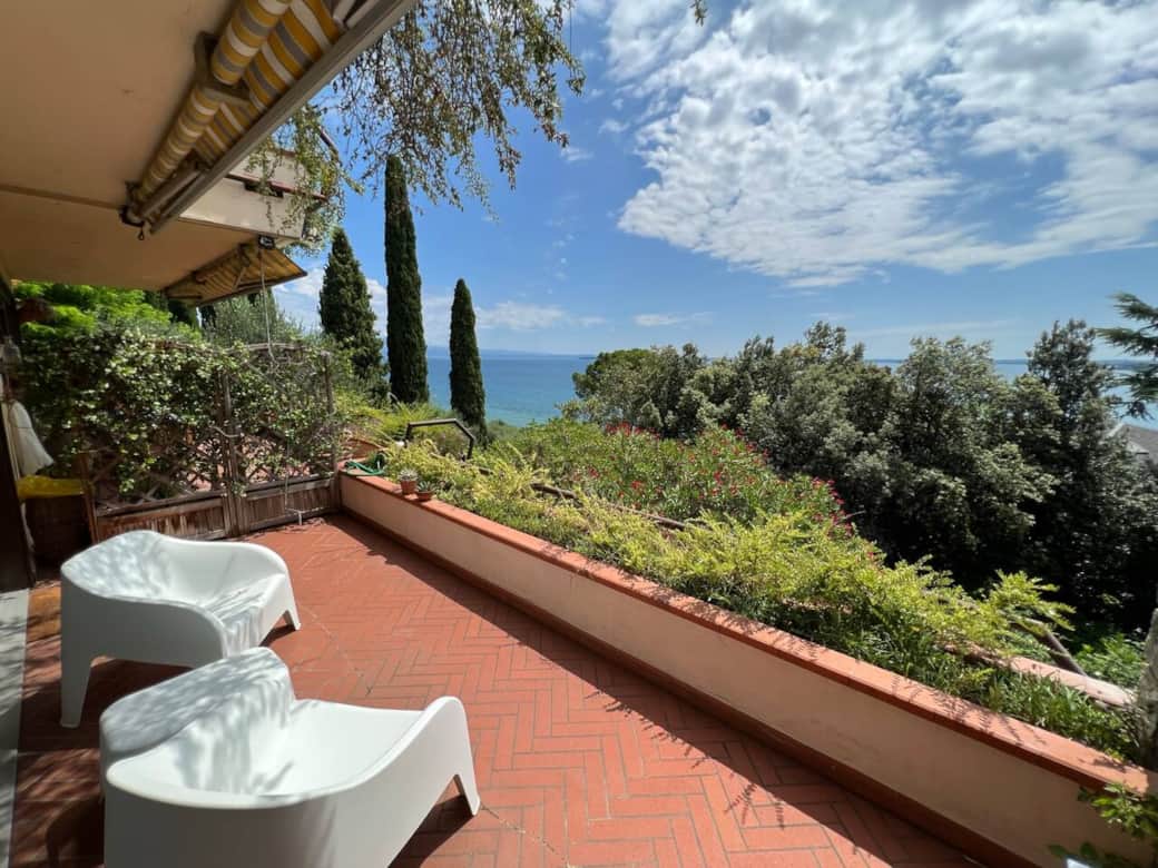 terrazzo sala con vista lago e tenda solare elettrica