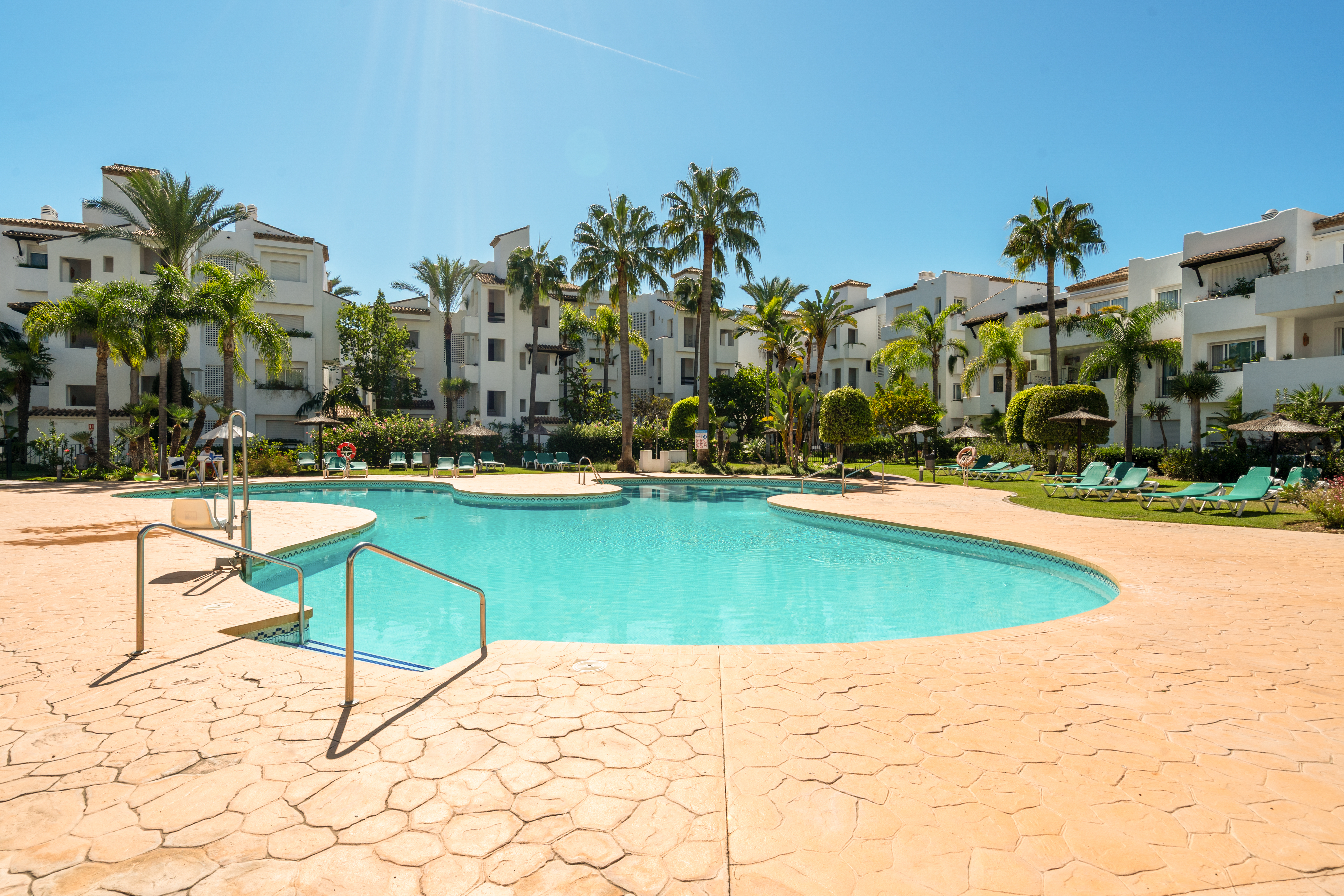 RDR586 - Tropical 2-Bed Apartment with Pool Views