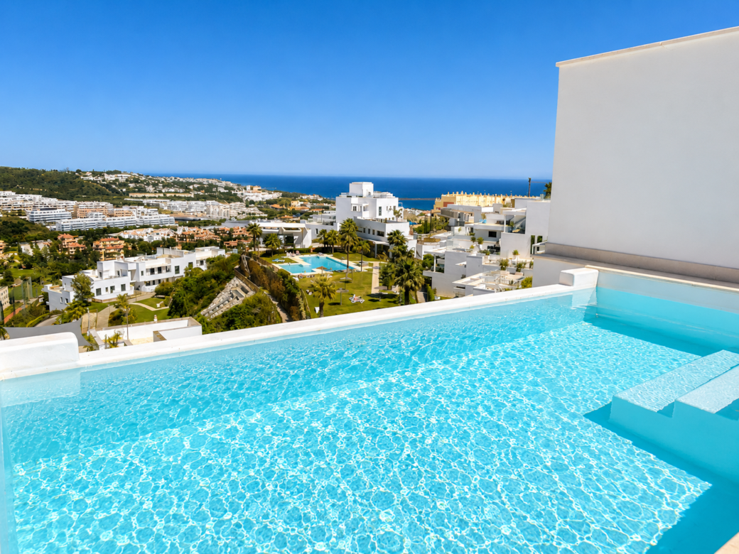 Vista sul solarium della piscina Vista sul solarium della piscina