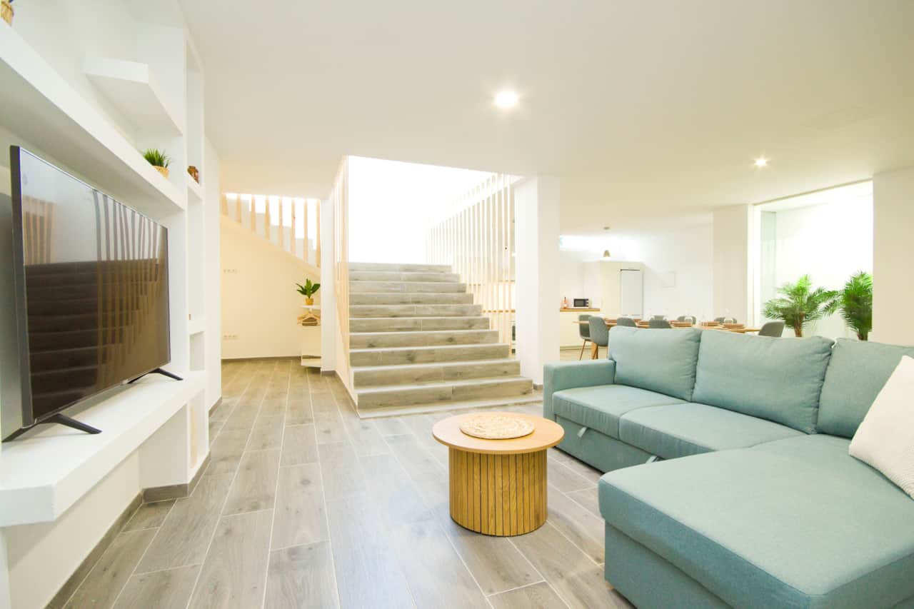Salon ouvert avec salle à manger et escalier moderne à la Casa Vica, logement de vacances