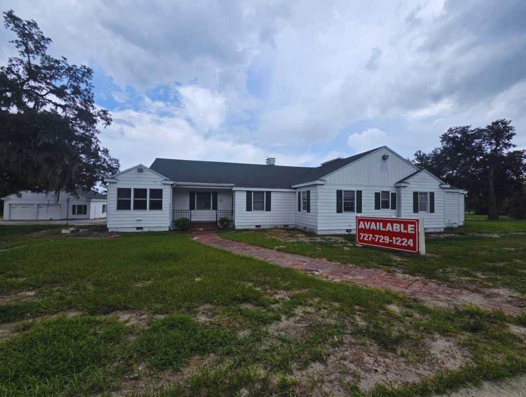 Spacious 6BR, 3.5BA home with a fully equipped kitchen. Mulberry, FL. Spacious 6BR, 3.5BA home with a fully equipped kitchen. Mulberry, FL.
