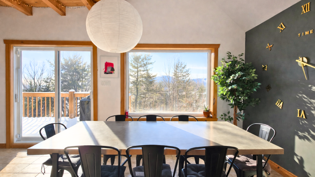 Belle table à manger avec grande luminosité Belle table à manger avec grande luminosité