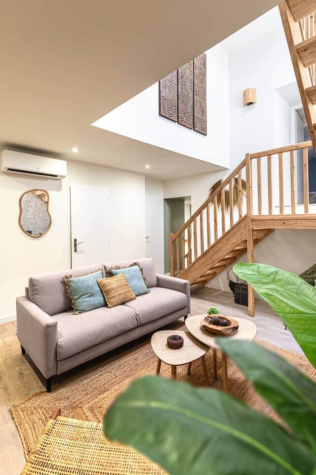 Grande hauteur sous plafond et très lumineux
