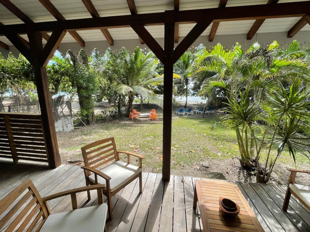 La terrasse avec la mer au bout du jardin