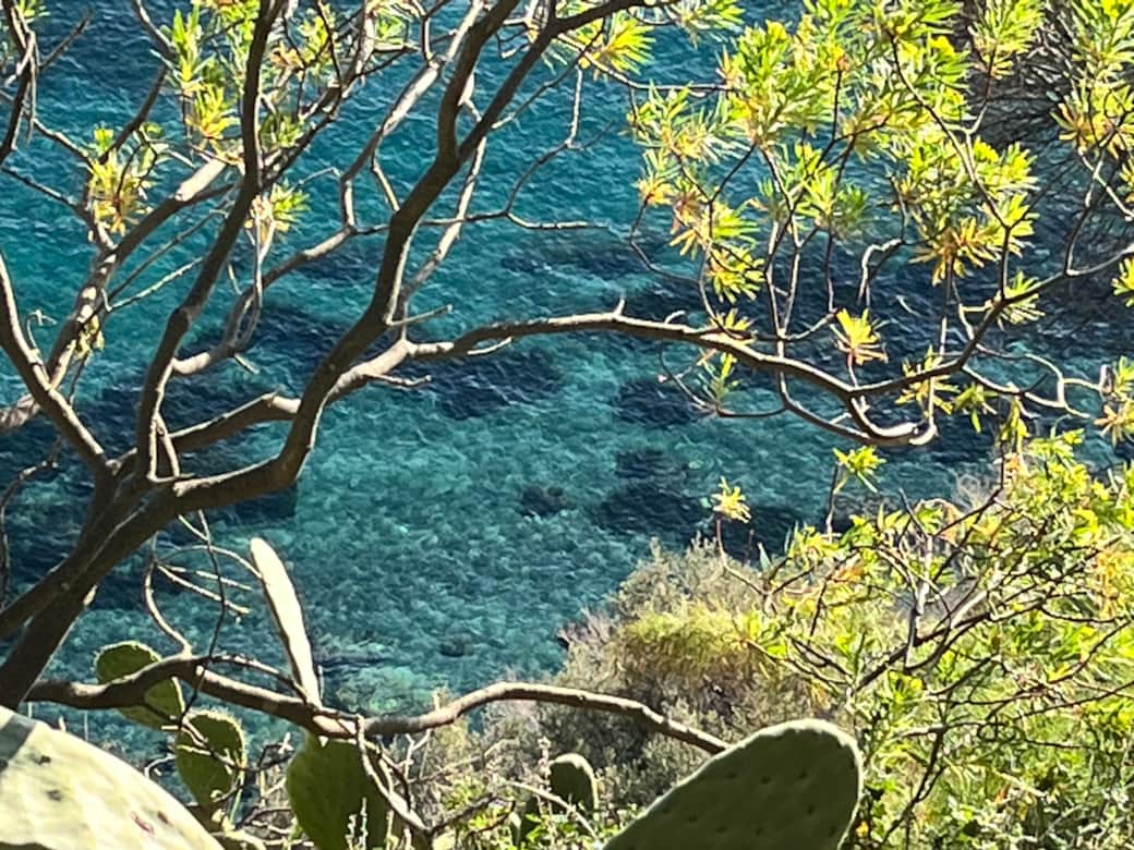 Spiaggia Rotolo, calette di roccia ghiaia e mare tropicale