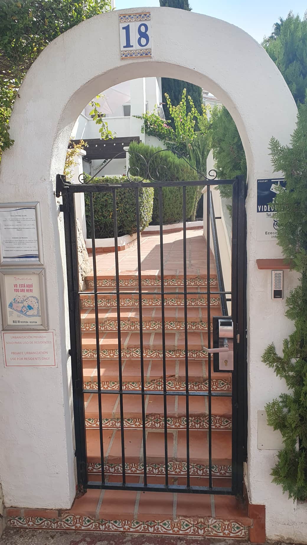 Entrada a la urbanización Entrada a la urbanización