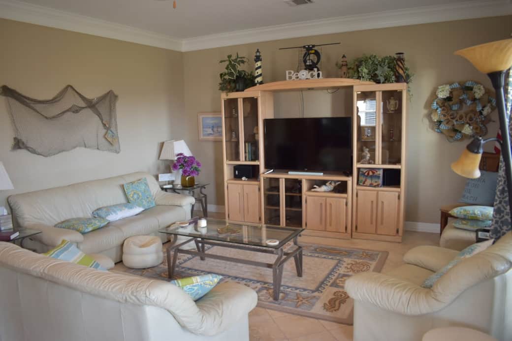 Living room with Sofa, loveseat, and easychair