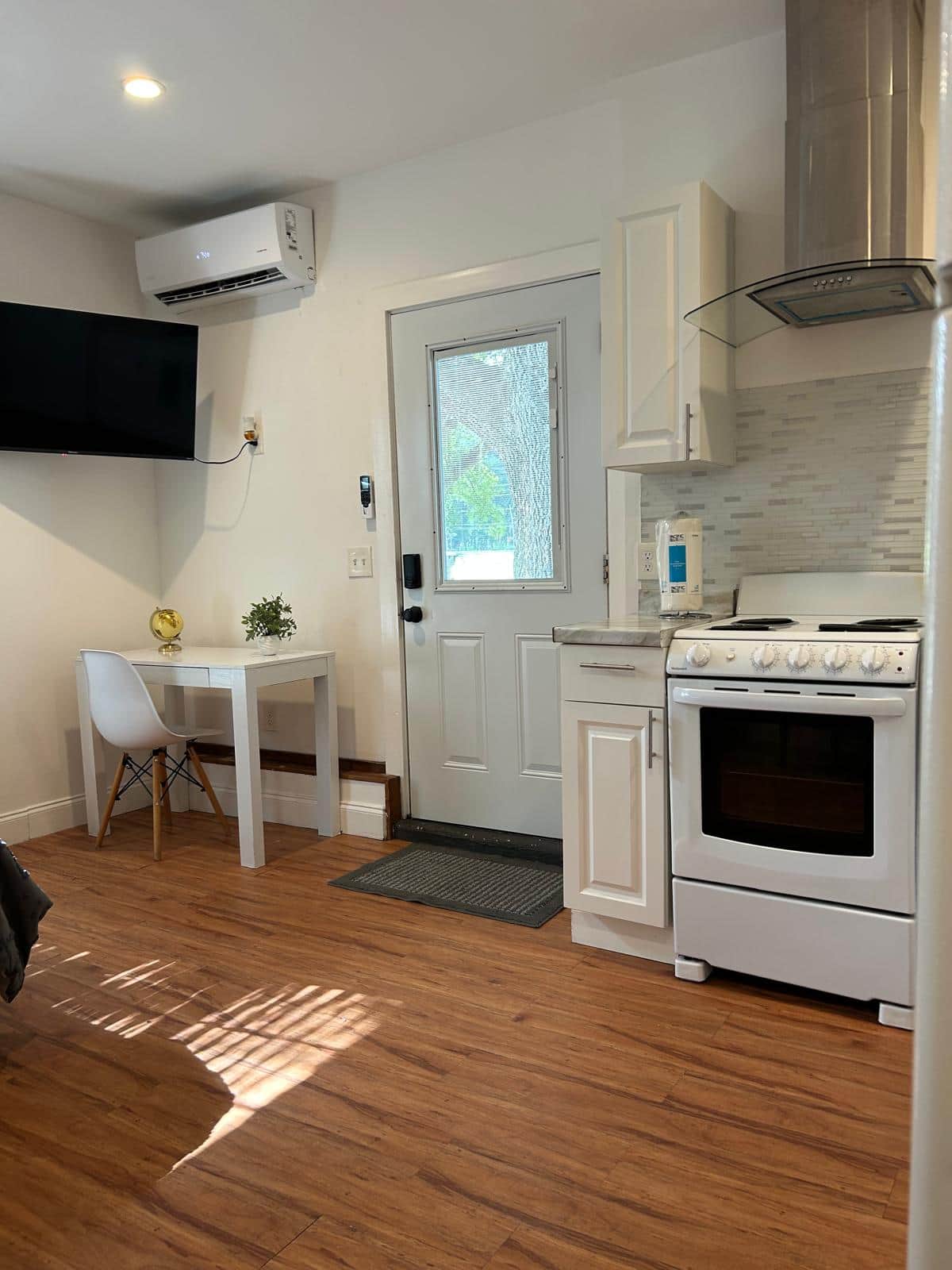 Equipped with a smart tv, a stove and oven for your cooking needs. Lakeland, FL