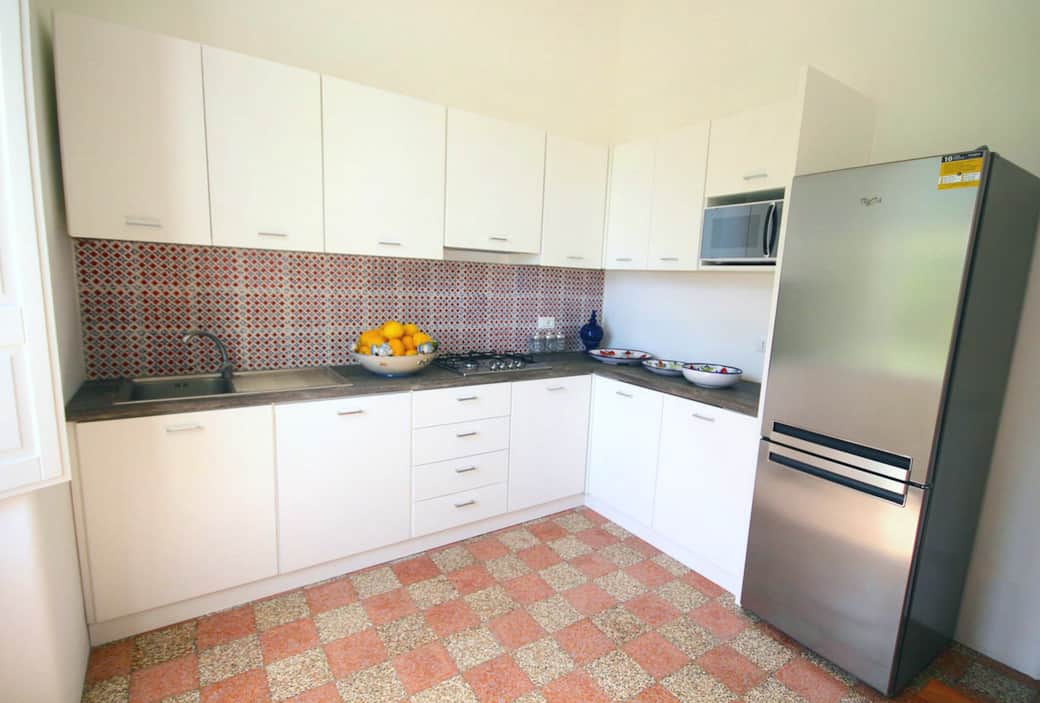 Cucina moderna e attrezzata a Malfa, perfetta per una vacanza indipendente a Salina. Cucina moderna e attrezzata a Malfa, perfetta per una vacanza indipendente a Salina.