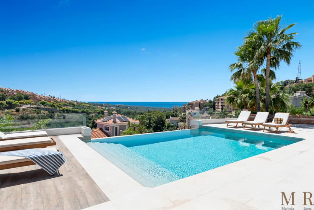The infinity pool with 6 sunloungers
