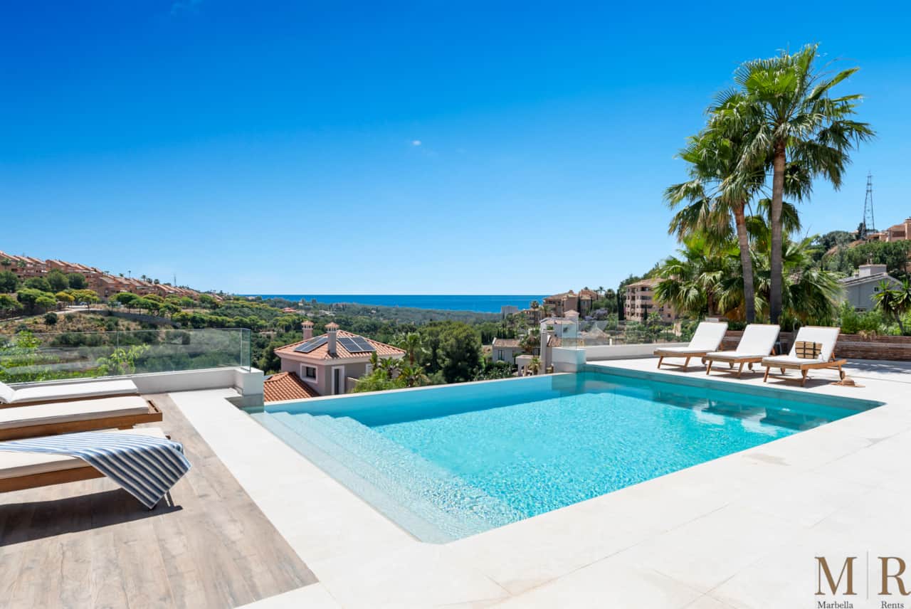 The infinity pool with 6 sunloungers
