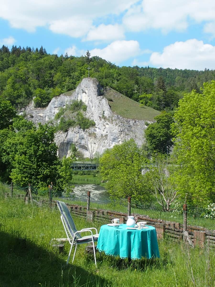 Aussenfläche mit Kreuzfelsen