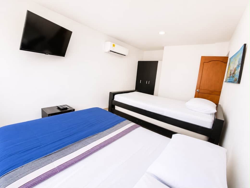Habitación con cama doble y dos camas sencillas Habitación con cama doble y dos camas sencillas