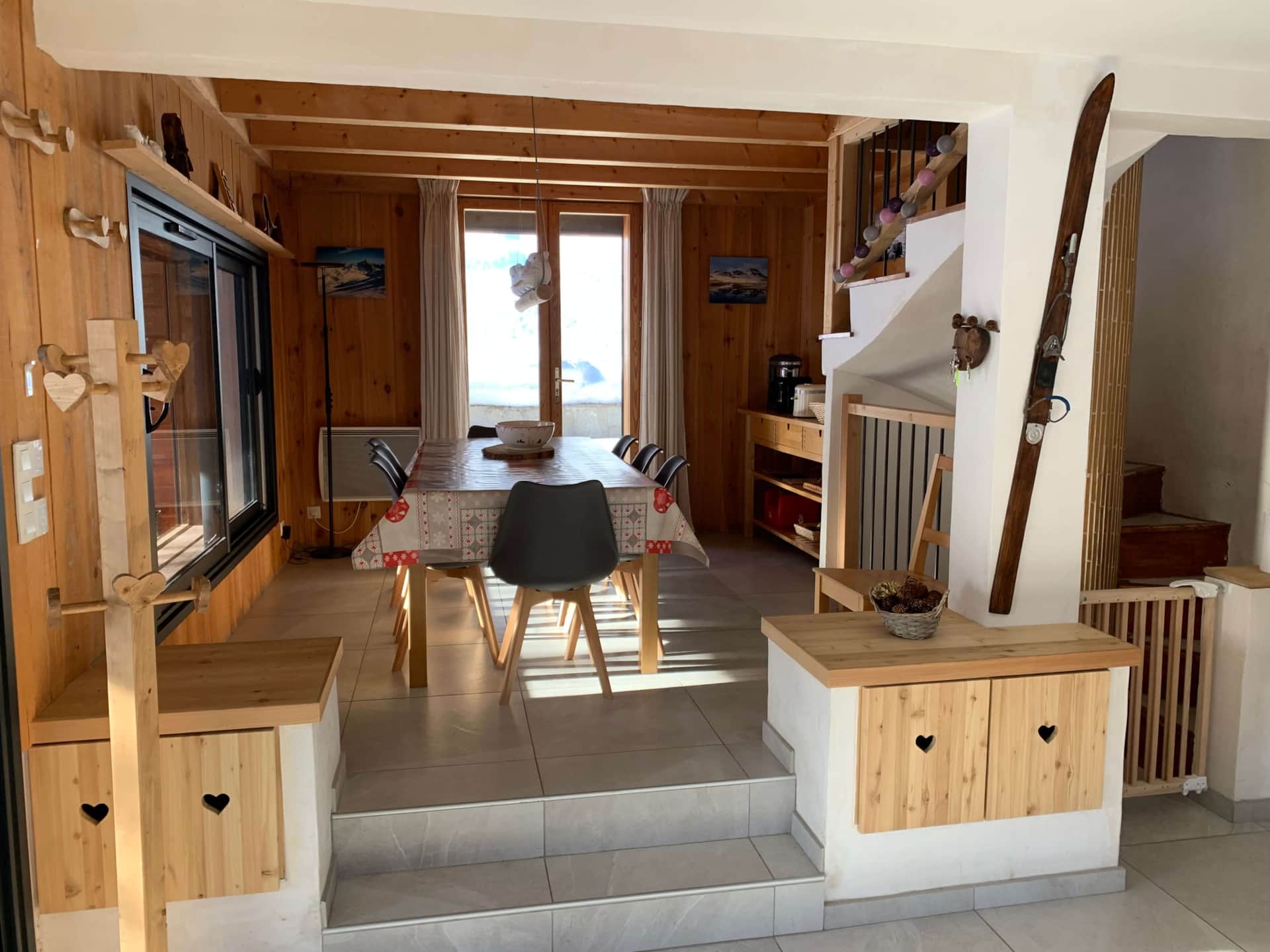 Entrée et salle à manger authentique du Chalet Mont Milo, Serre Chevalier Vallée