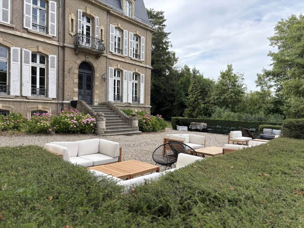 Salon de Jardin commun - Chambre des Sortilèges - Domaine des Monts de la Baie 