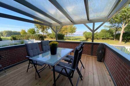 Die Terrasse mit Seeblick.