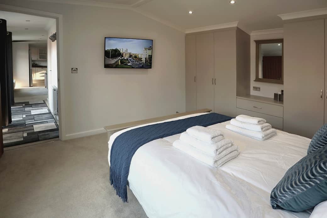 Dormitorio principal con TV de 43"
