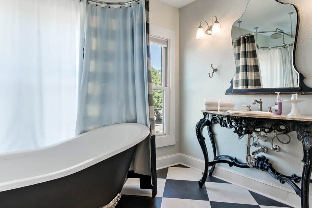 601 E 30th -43 Midnight Express Bath