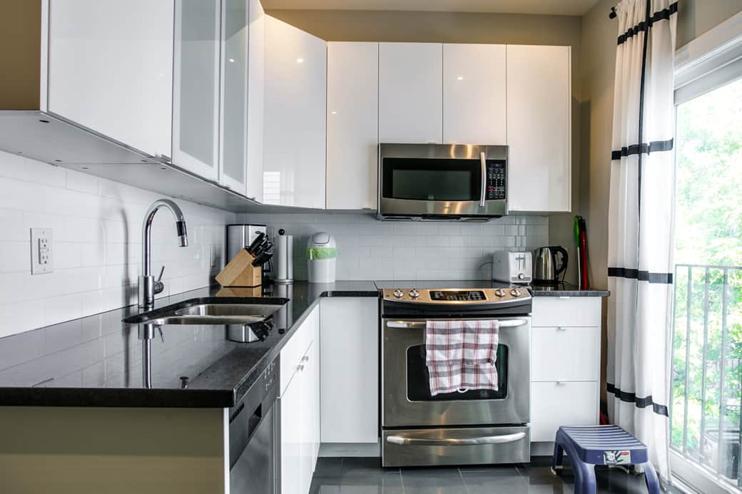 Compact and sleek kitchen in a Toronto cozy apartment, fully equipped for short stays.