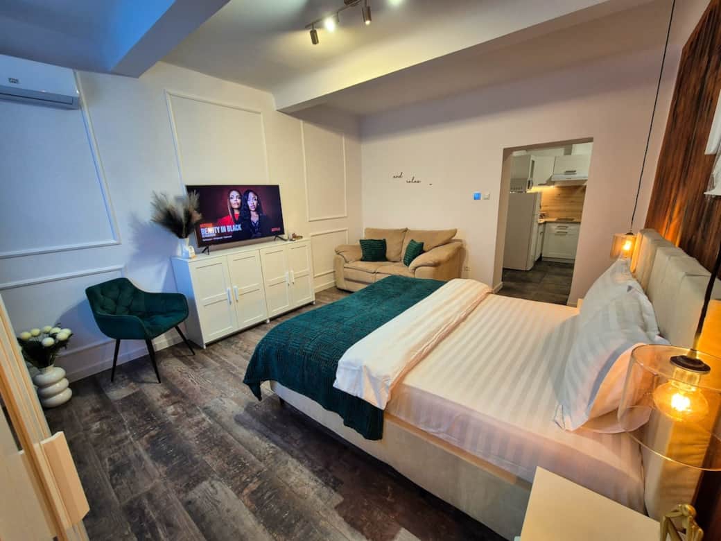 Smart TV, pat matrimonial, canapea, fotoliu verde, A/C și lumini calde. Relaxare totală. Smart TV, pat matrimonial, canapea, fotoliu verde, A/C și lumini calde. Relaxare totală.