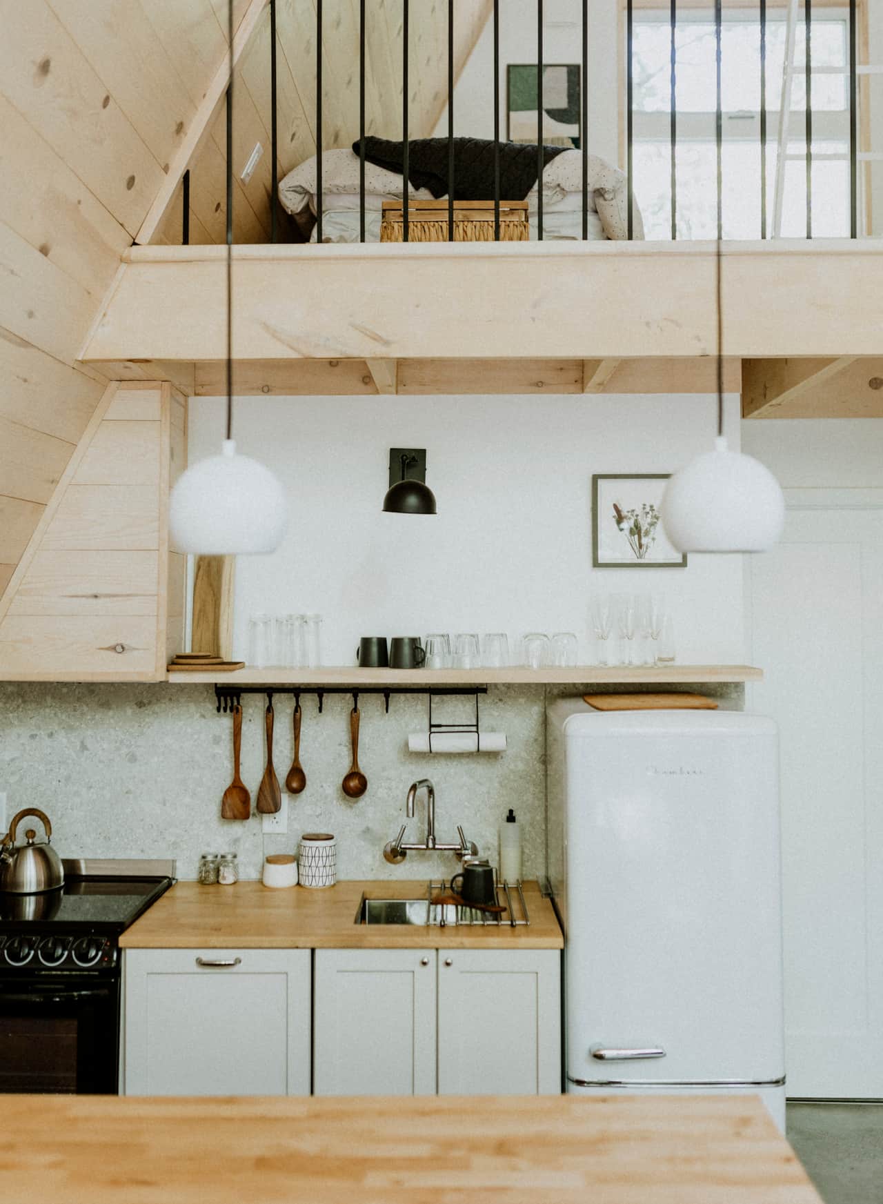 Cuisine complète — tout ce qu’il faut, rien de plus. Crédit photo : @roblloyd_