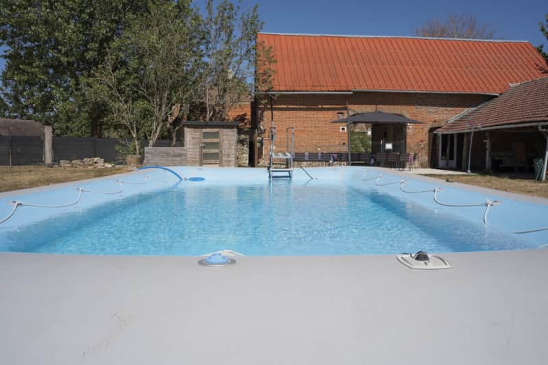 La piscine au pied de la maison