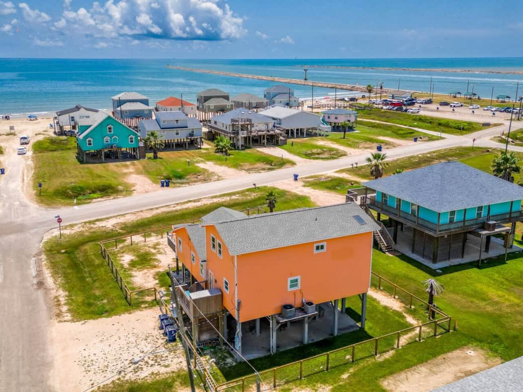 Perfect location!  100 steps to the famous pedestrian beach, where vehicles are not allowed to drive and there is plenty of safe beach space for kids to play!  Half a block from the famous Jetty Park, with the best fishing for miles around!