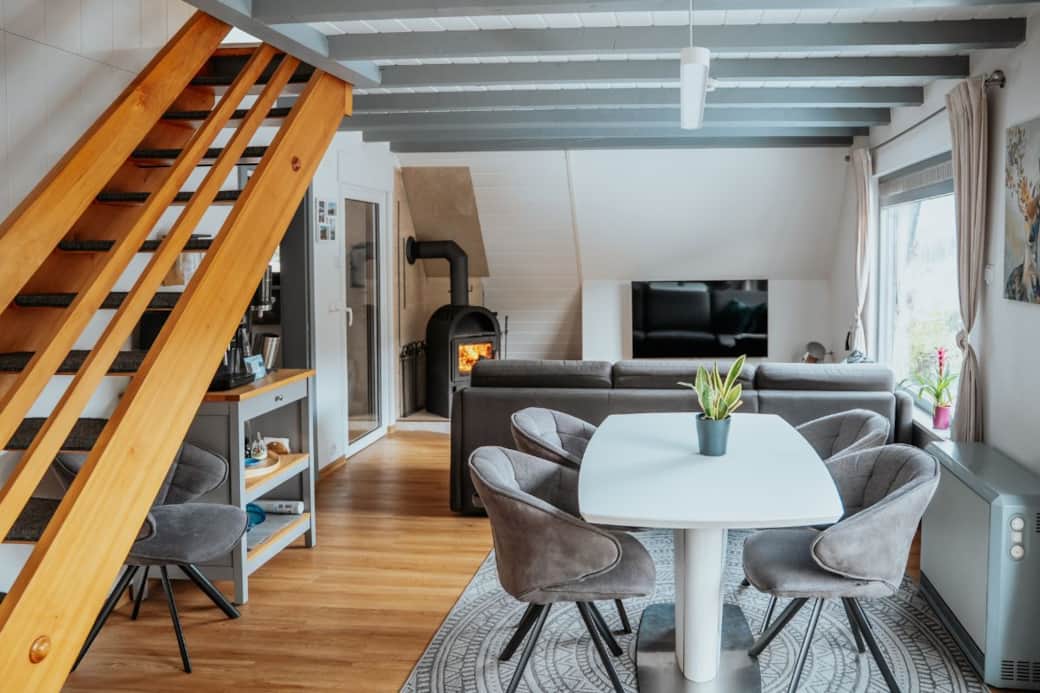 Wohn und Essbereich im Ferienhaus Adler im Nordschwarzwald mit Kamin