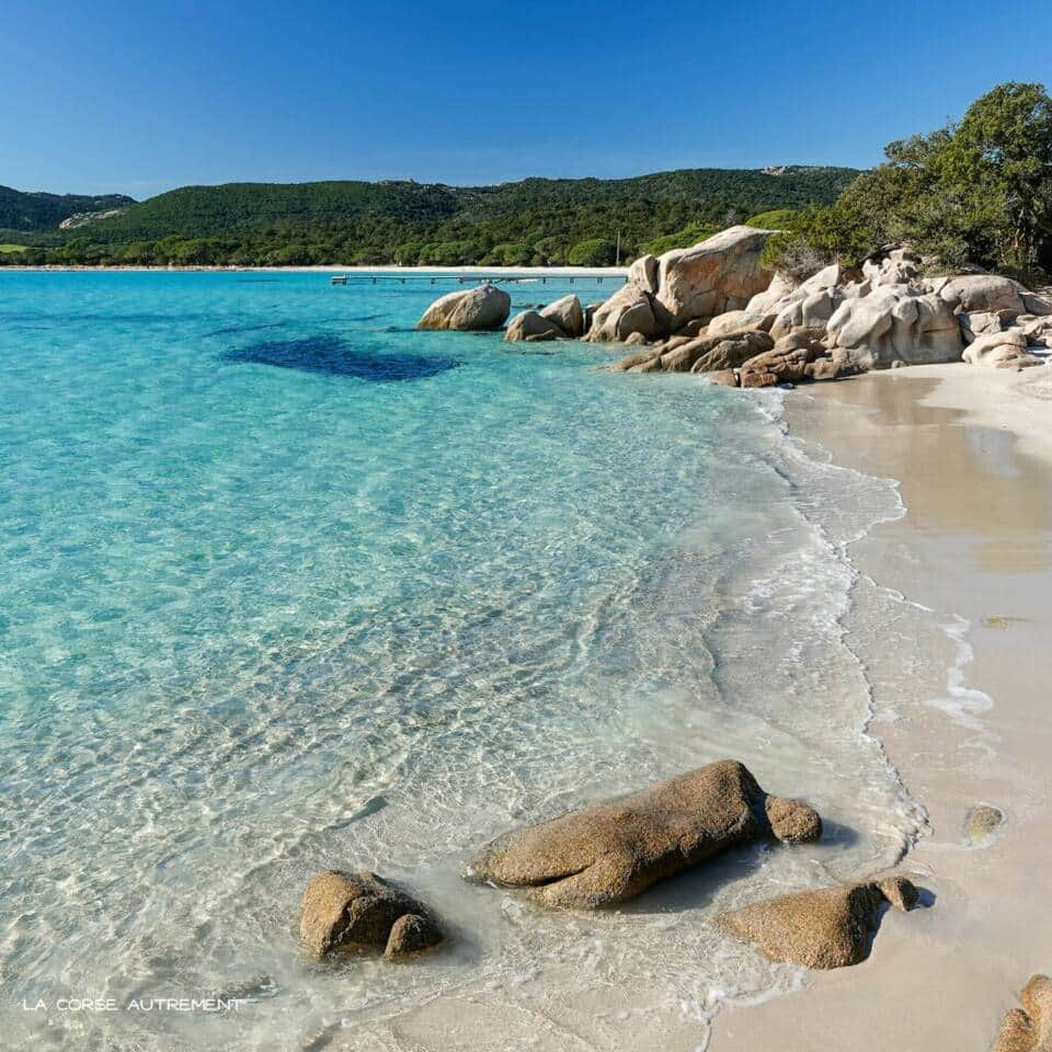 Baie de Santa Giulia avec ses eaux cristallines 