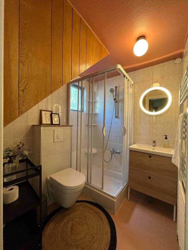 RDC - Salle d'eau avec douche et WC RDC - Salle d'eau avec douche et WC