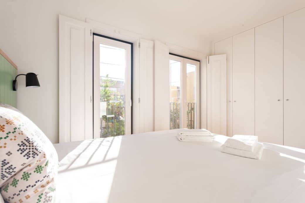 Both the double door and single door window open.

Large integrated wardrobes can fit luggage and clothes. 