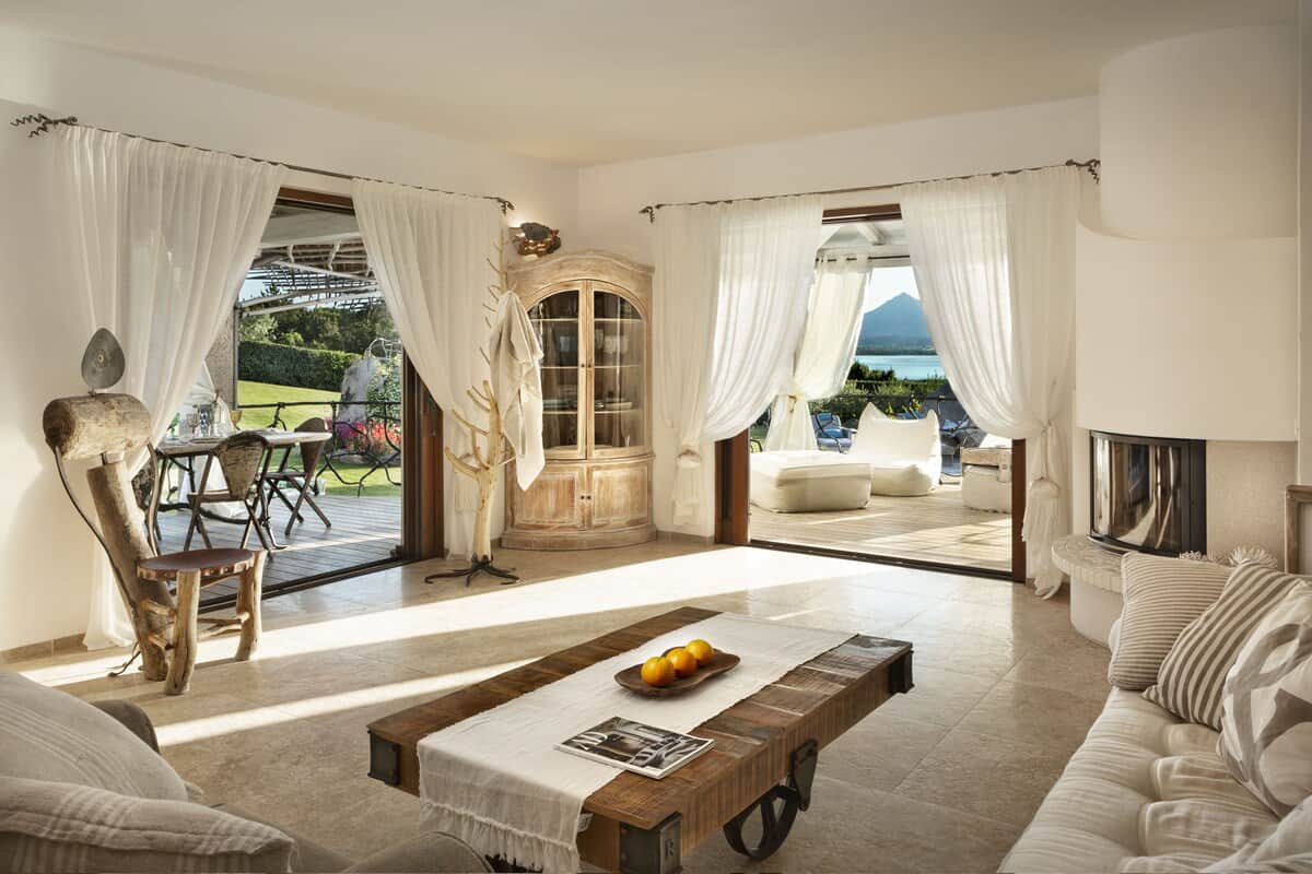 Questo salone, si affaccia su un giardino con rocce di granito secolari, in affaccio sul mare. Accoglie gli ospiti creando un'atmosfera di serenità in cui godersi un meraviglioso momento di relax