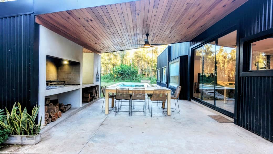 Patio w/ barbecue, fully furnished, table for 8, pool, covered patio, weekend getaway, Campo Timbó