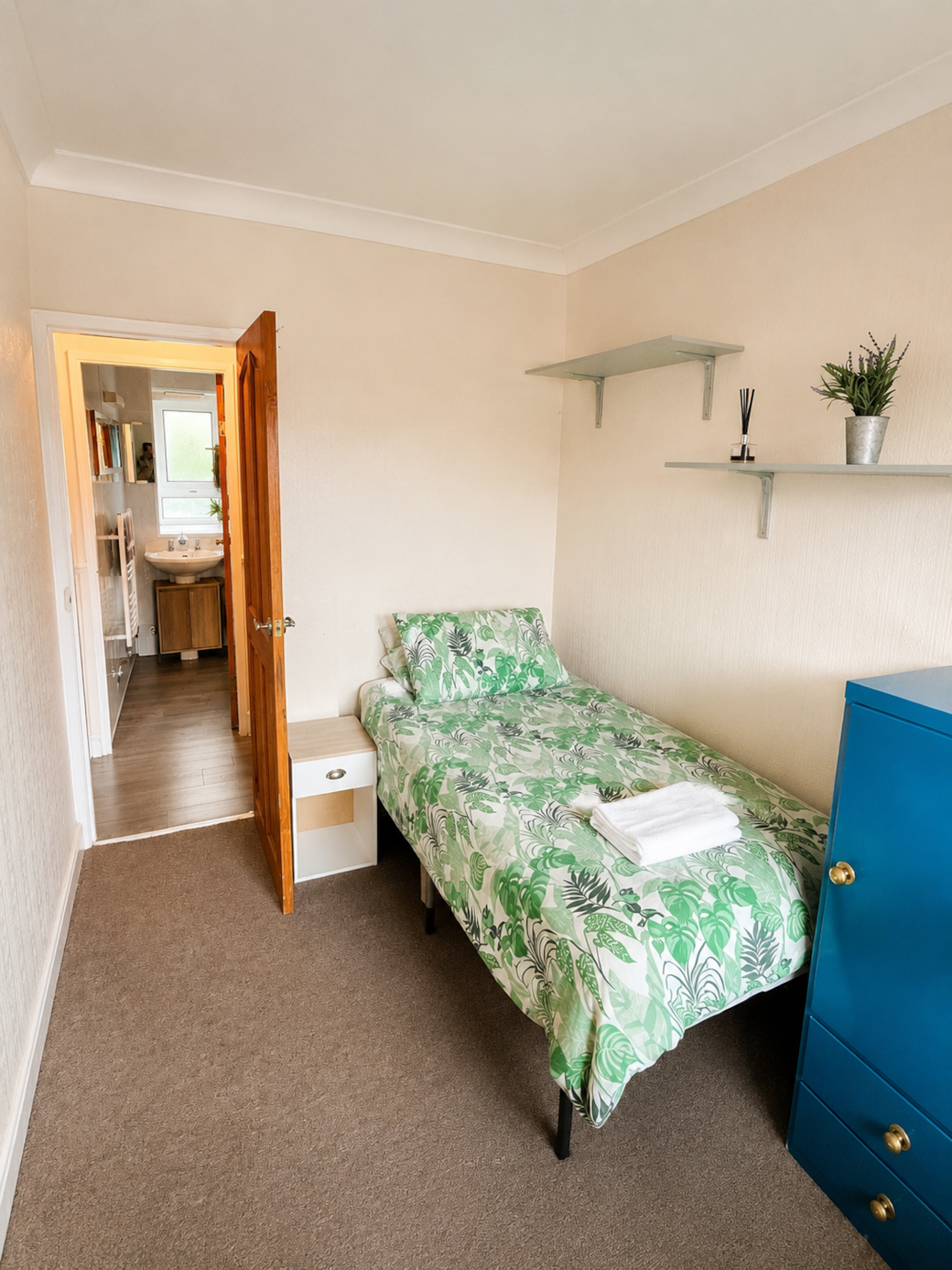 Single bedroom with storage, ideal for one guest